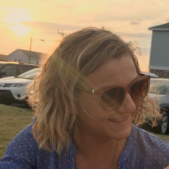 Meet your Posher, Michelle 👩🏼👗👢💍🧣👜👛👱🏻‍♀️ - Picture 2 of 4